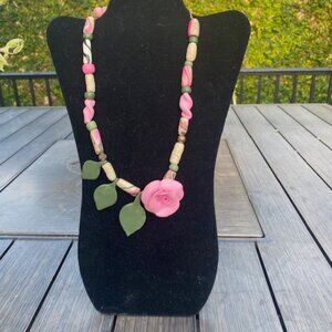 Pretty flower necklace